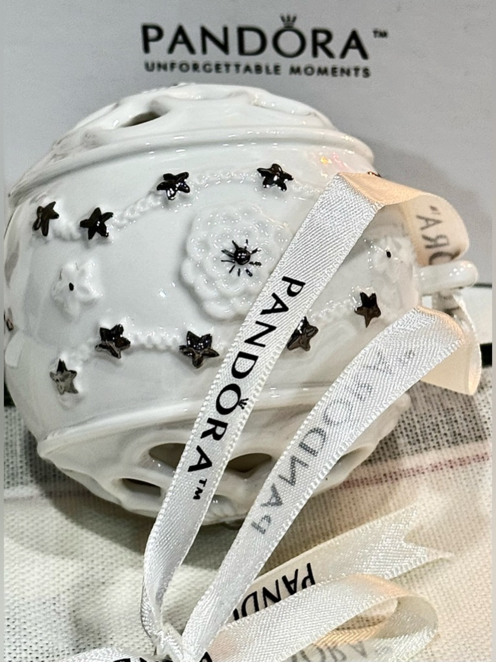 Pandora 2011 Limited Edition Porcelain Christmas Ornament Box & Ribbon Collectab